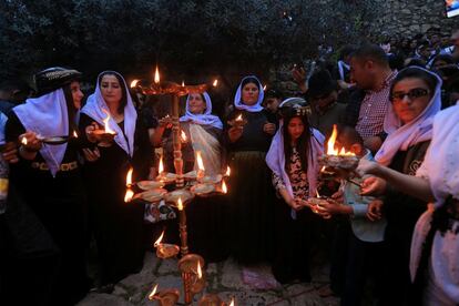 Yazidis iraquíes encienden velas y antorchas de parafina durante la ceremonia que celebra el Año Nuevo Yazidi en el templo Lalish, en Shekhan, Irak.