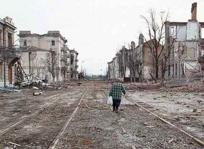 Una mujer camina por una calle de la devastada capital de Chechenia, Grozni, en una foto de marzo de 2000 tras la segunda guerra.