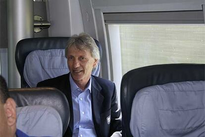 José Pékerman, en el tren en el que viajó de vuelta tras el partido del sábado.