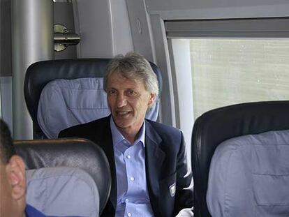 José Pékerman, en el tren en el que viajó de vuelta tras el partido del sábado.