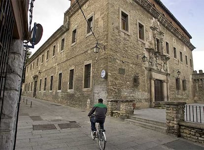 Fachada principal del palacio Escoriaza-Esquivel, situado en la parte alta del Casco Viejo de Vitoria.