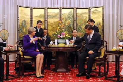 El presidente chino, Xi Jinping, y la primera ministra británica, Theresa May, participan en la ceremonia del té en el complejo residencial para huéspedes diplomáticos de Diaoyutai, en Pekín (China) el 1 de febrero de 2018, durante su primer viaje oficial a China.
