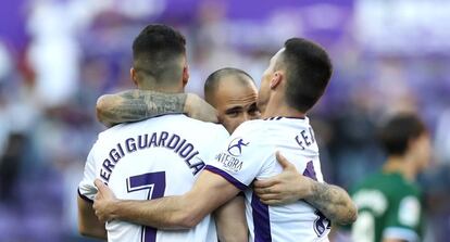 Los jugadores del Valladolid celebran el tanto de Sandro.
