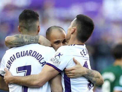 Los jugadores del Valladolid celebran el tanto de Sandro.