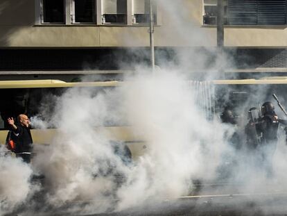 La policía se enfrenta a los manifestantes durante la jornada de protestas.