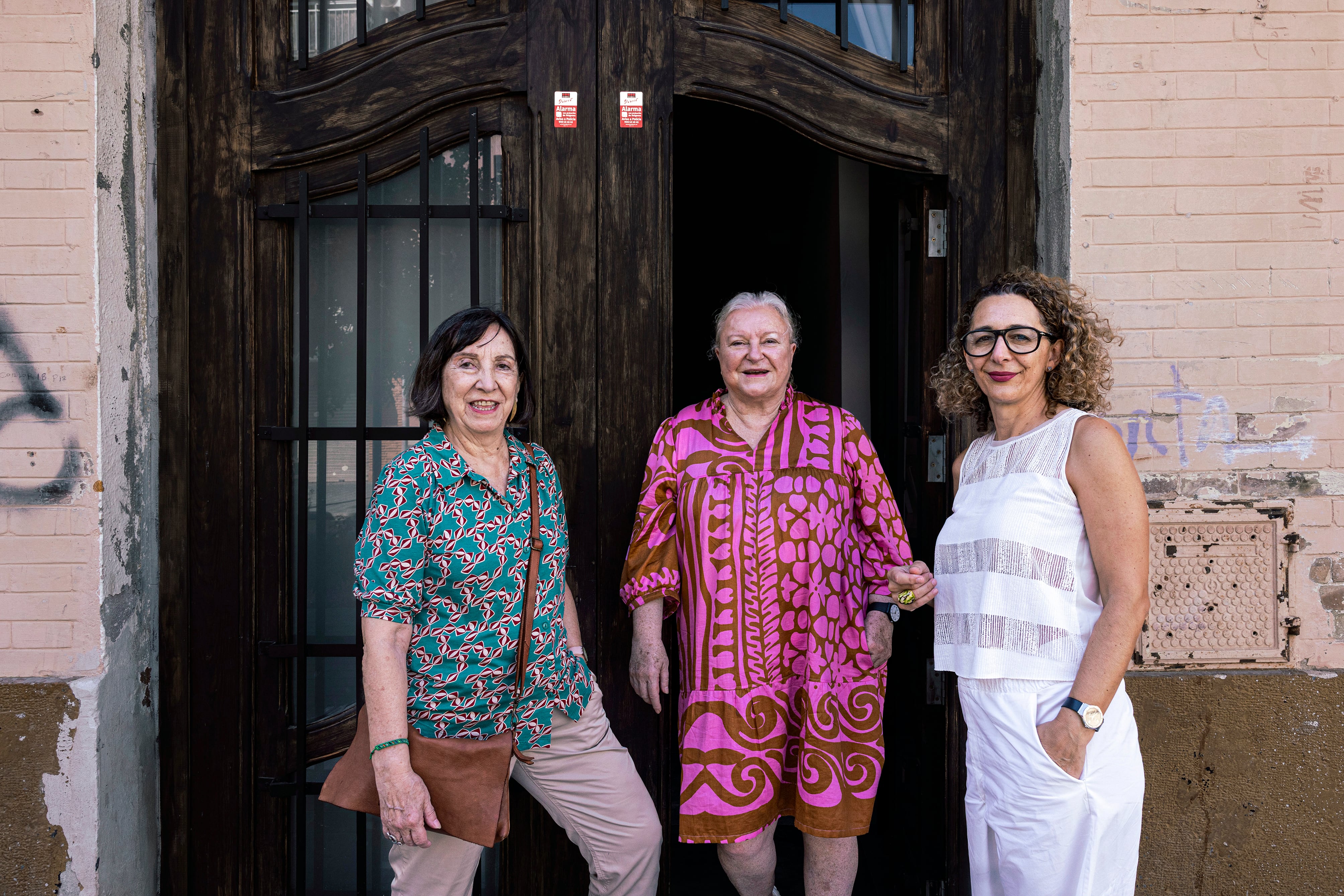 Cristina Peñamarín, Lucrecia Escudero y Mayte Aparisi, a las puertas de la casa de la semióloga argentina Lucrecia Escudero, del barrio valenciano de El Cabanyal, a finales de junio.