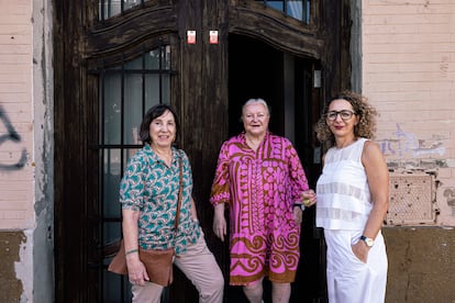 Cristina Peñamarín, Lucrecia Escudero y Mayte Aparisi, a las puertas de la casa de la semióloga argentina Lucrecia Escudero, del barrio valenciano de El Cabanyal, a finales de junio.