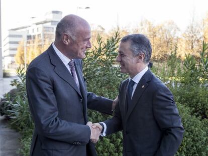 El presidente de Aquitania, Alain Rousset, y el lehendakari, Iñigo Urkullu, antes de reunirse en Burdeos.