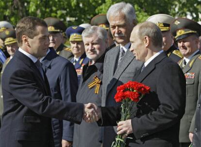 Medvédev estrecha la mano de Putin en una ceremonia ante la tumba del Soldado Desconocido en Moscú.