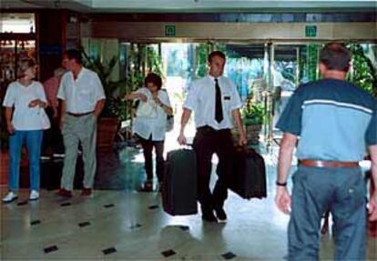 Unos turistas, ayer, en un hotel de la Costa del Sol.