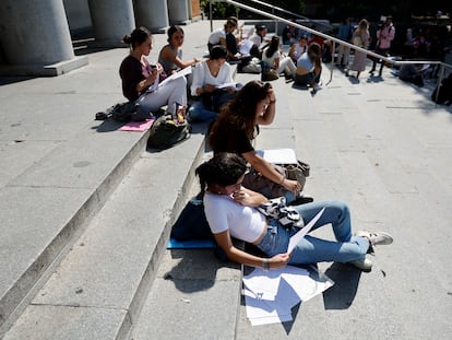 Varios estudiantes antes de presentarse a los exámenes de EBAU en la facultad de Farmacia, en la Universidad Complutense de Madrid.