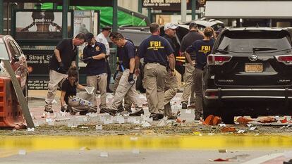 Agentes del FBI, el pasado domingo en Nueva York, en la zona de explosi&oacute;n.