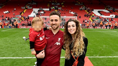 Diogo Jota and Rute Cardoso with one of their children at Anfield, at the end of a Premier League match in May 2022.