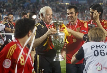 Luis Aragonés con el trofeo tras la victoria en la final de la Eurocopa 2008.