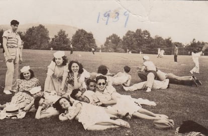 Spaniards in a New York park in 1939; Gabriel Campos.