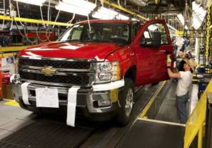 GM aseguró hoy que sus nuevos todoterrenos "pick-up" para 2014, el Chevrolet Silverado y el GMC Sierra, tendrán mejor régimen de consumo que sus competidores como el Ford F-150. En la imagen el registro de una línea de ensamble del GMC Sierra. EFE/Archivo