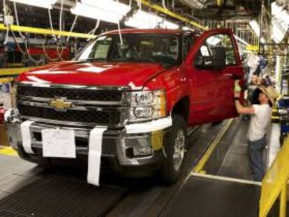 GM aseguró hoy que sus nuevos todoterrenos "pick-up" para 2014, el Chevrolet Silverado y el GMC Sierra, tendrán mejor régimen de consumo que sus competidores como el Ford F-150. En la imagen el registro de una línea de ensamble del GMC Sierra. EFE/Archivo