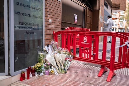 Flores en la entrada del garaje de Alcorcón donde se produjo el incendio.