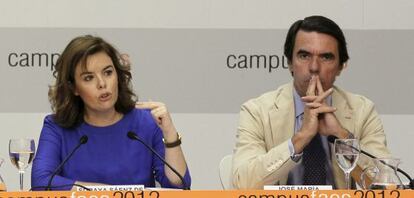 La vicepresidenta del Gobierno, Soraya S&aacute;enz de Santamar&iacute;a, junto al expresidente Jos&eacute; Mar&iacute;a Aznar, durante la conferencia que pronunci&oacute; ayer en el Campus FAES.