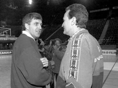 Zelko Obradovic (izqda), entrenador del Madrid, y Aíto García Reneses durante su época como técnico del Barcelona, se saludan al término de un entrenamiento en París. Ambos conjuntos se enfrentaron en las semifinales de la final a cuatro de la Liga Europea de baloncesto en 1996.