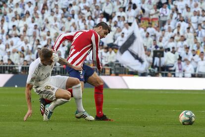 Morata (a la derecha), del Atlético de Madrid, y Kroos, del Real Madrid, luchan por la pelota.