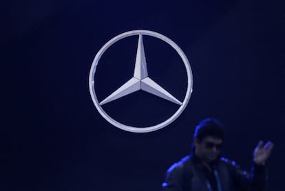 El logo de la marca Mercedes-Benz en una exposición de movilidad en India en febrero de este año.