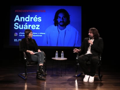 Andrés Suárez en un momento de la presentación de su disco 'Viaje de vida y vuelta' con un grupo de suscriptores de EL PAÍS en el Teatro Real de Madrid.