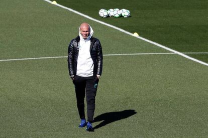 Zidane, en el entrenamiento de este viernes en Valdebebas.