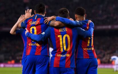 Los jugadores del Barça celebran el gol de Suárez.