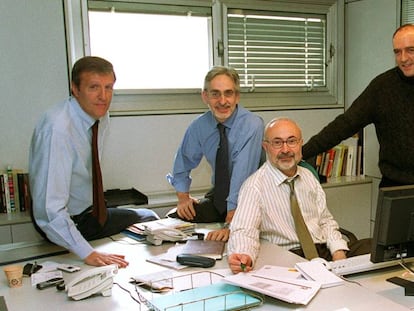 Joaquín Prieto rodeado de sus compañeros del equipo de investigación. De izquierda a derecha, José María Irujo, Juan Jesús Aznarez, José Luis Barbería y Antonio Caño.