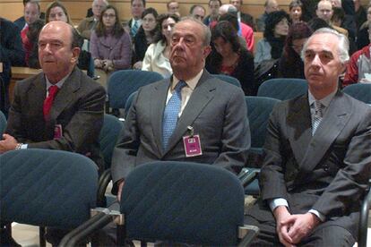 De izquierda a derecha, Emilio Botín, José María Amusátegui y Ángel Corcóstegui, durante la primera jornada del juicio por el caso de las jubilaciones millonarias.