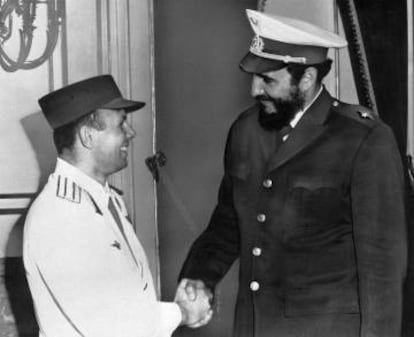 Fidel Castro y Yuri Gagarin intercambian gorras durante el viaje del cosmonauta a Cuba, en 1961.