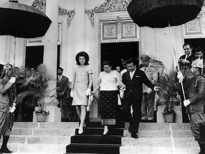 La reina Kossamak Nearireath (centro) baja los escalones, ayudada por Jackie Kennedy y el pr&iacute;ncipe Norodom Sihanouk, el 8 de noviembre de 1967. 