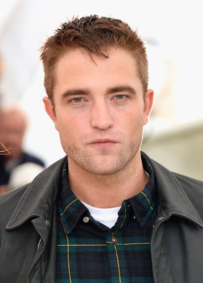 Robert Pattinson eligió un look informal protagonizado por camisa de cuadros para asitir al estreno de Maps to the star.