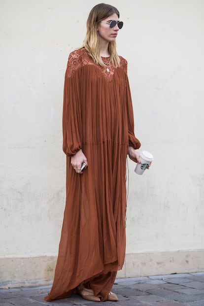 Veronika Heilbrunner ha sido una de las reinas indiscutibles del street style de la semana de la moda parisina. Nos encanta este vestido boho de la colección primavera-verano 2015 de Chloé.