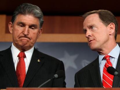 El senador demócrata Joe Manchin y el republicano Pat Toomey, presentan su acuerdo sobre el control de antecedentes en la venta de armas.