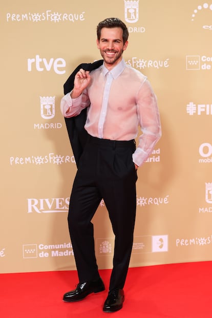 El actor Marc Clotet rompió la sobriedad de su traje luciendo una camisa transparente debajo de su americana. Lucía un diseño de Pedro del Hierro.