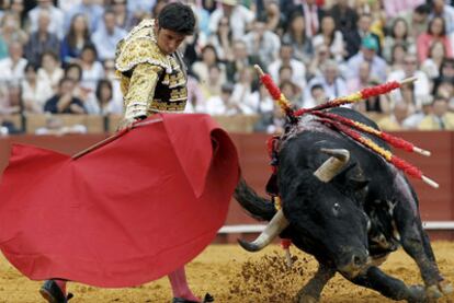 Francisco Rivera Ordóñez da un derechazo a su segundo astado.