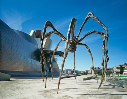 <strong>¿Dónde está?</strong> En el exterior del Museo Guggenheim de Bilbao. <strong>¿En qué consiste?</strong> En una araña de casi nueve metros de altura y 22 toneladas que se sujeta sobre unas frágiles patas. En su interior, tiene una bolsa llena de huevos de mármol. <strong>Su historia.</strong> Quizás esto duela a muchos bilbaínos pero no es tan especial como parece: no es única en el mundo. La artista Louise Bourgeois la diseñó originalmente en 1999 para la Tate Modern de Londres, cuyo ejemplar es el único en acero inoxidable. El resto, otras seis copias, están hechas de cobre y repartidas casi por todo el planeta: Tokio, Qatar, Ottawa... En todo caso, no deja de ser llamativo que Bourgeois la creara en homenaje a su madre, que era tejedora, y que hiciera un paralelismo entre ella y una araña que teje la seda con la que crear un capullo pero también con la que cazar a sus presas. Una imagen protectora y depredadora al mismo tiempo.