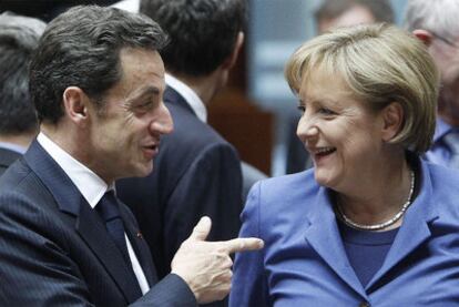 El presidente francés Sarkozy charla con la canciller alemana Merkel en la cumbre comunitaria celebrada en Bruselas el 25 de marzo pasado.