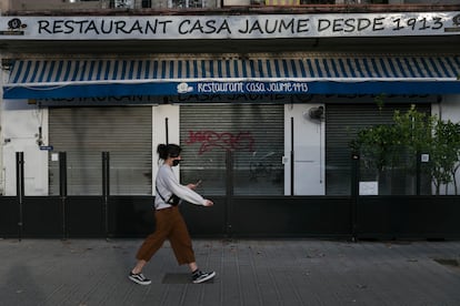 Una terraza de Barcelona cerrada por las restricciones por el covid.