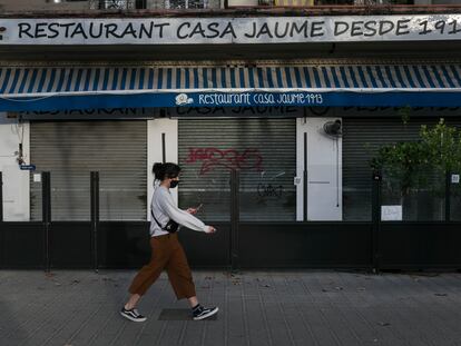 Una terraza de Barcelona cerrada por las restricciones por el covid.