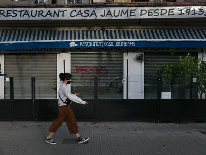 Una terraza de Barcelona cerrada por las restricciones por el covid.