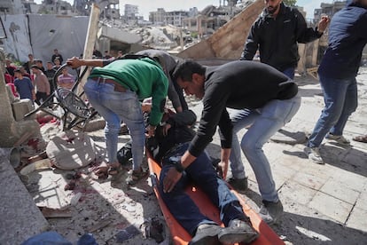 A group of people evacuates an injured after an Israeli attack in Gaza City, this Wednesday, March 19, 2025.