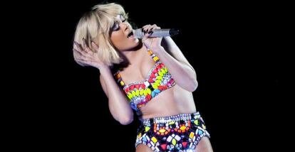 La cantante caribeña Rihanna actúa durante su concierto en el estadio Papp Laszlo de Budapest.