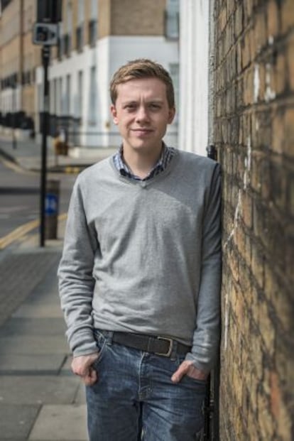 El escritor Owen Jones posa para la entrevista en Londres.