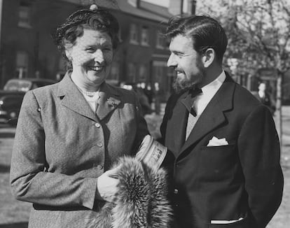 El agente doble británico y soviético George Blake junto a su madre tras regresar de su cautiverio en Corea del Norte en 1953.