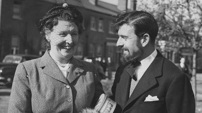 O agente duplo britânico e soviético George Blake, com sua mãe, após retornar do seu cativeiro na Coreia do Norte, em 1953.