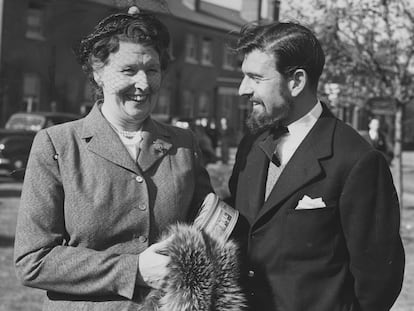 El agente doble británico y soviético George Blake junto a su madre tras regresar de su cautiverio en Corea del Norte en 1953.