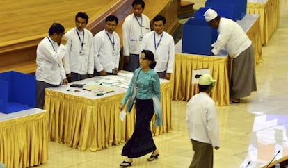 Aung San Suu Kyi vota las enmiendas.